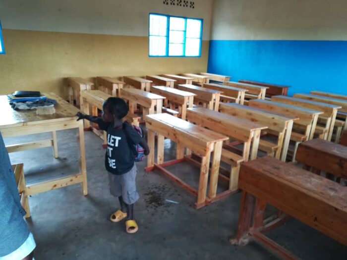 I nuovi banchi alla scuola di Musange
